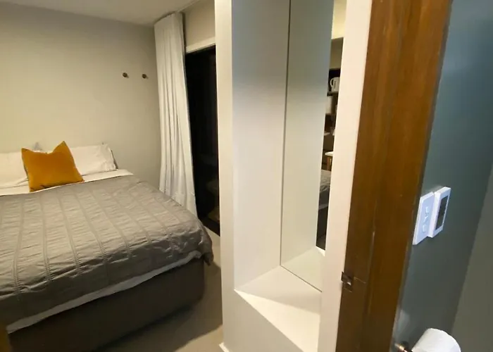 Close To Town With Private Ensuite Apartment *