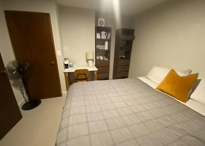 Close To Town With Private Ensuite Apartment *