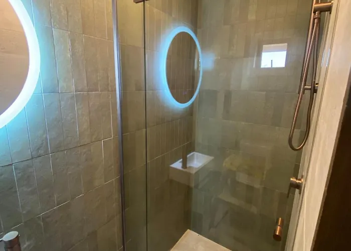 Apartment Close To Town With Private Ensuite